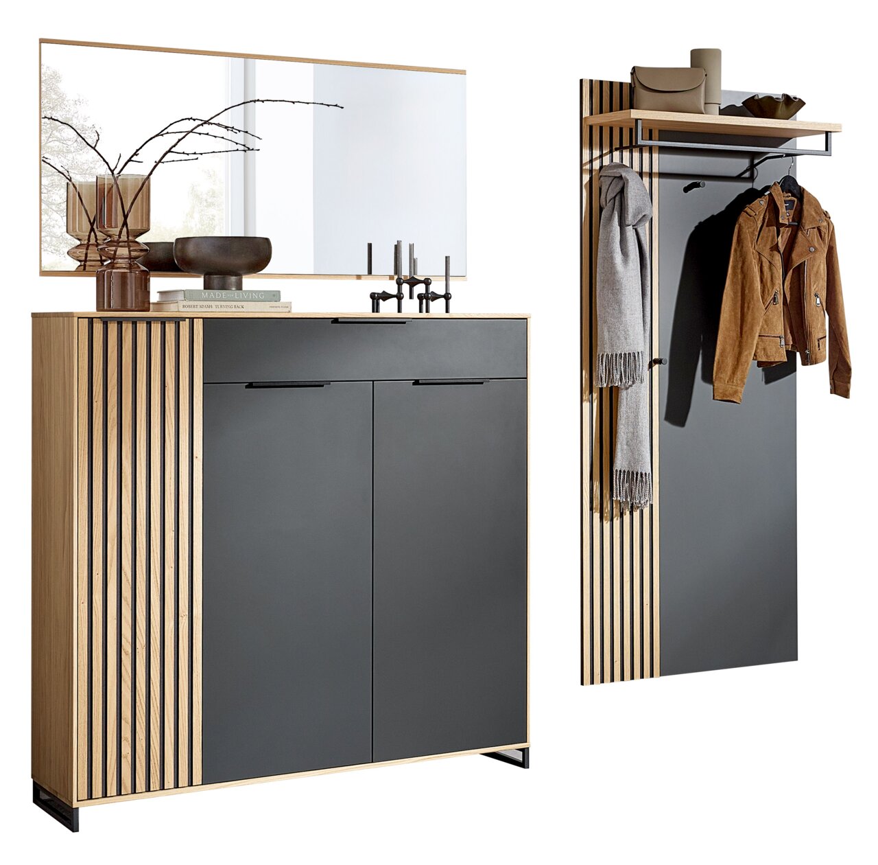Modernes Garderoben-Set mit Holz- und Metallelementen, bestehend aus einem Schrank mit Spiegel und einer Wandgarderobe mit Haken und Ablage, seitliche Perspektive.