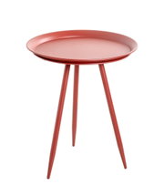 Ronde bijzettafel in rood met een opstaande rand en drie slanke, schuin geplaatste poten, vrijstaand op een witte achtergrond, licht van bovenaf gezien in vooraanzicht.