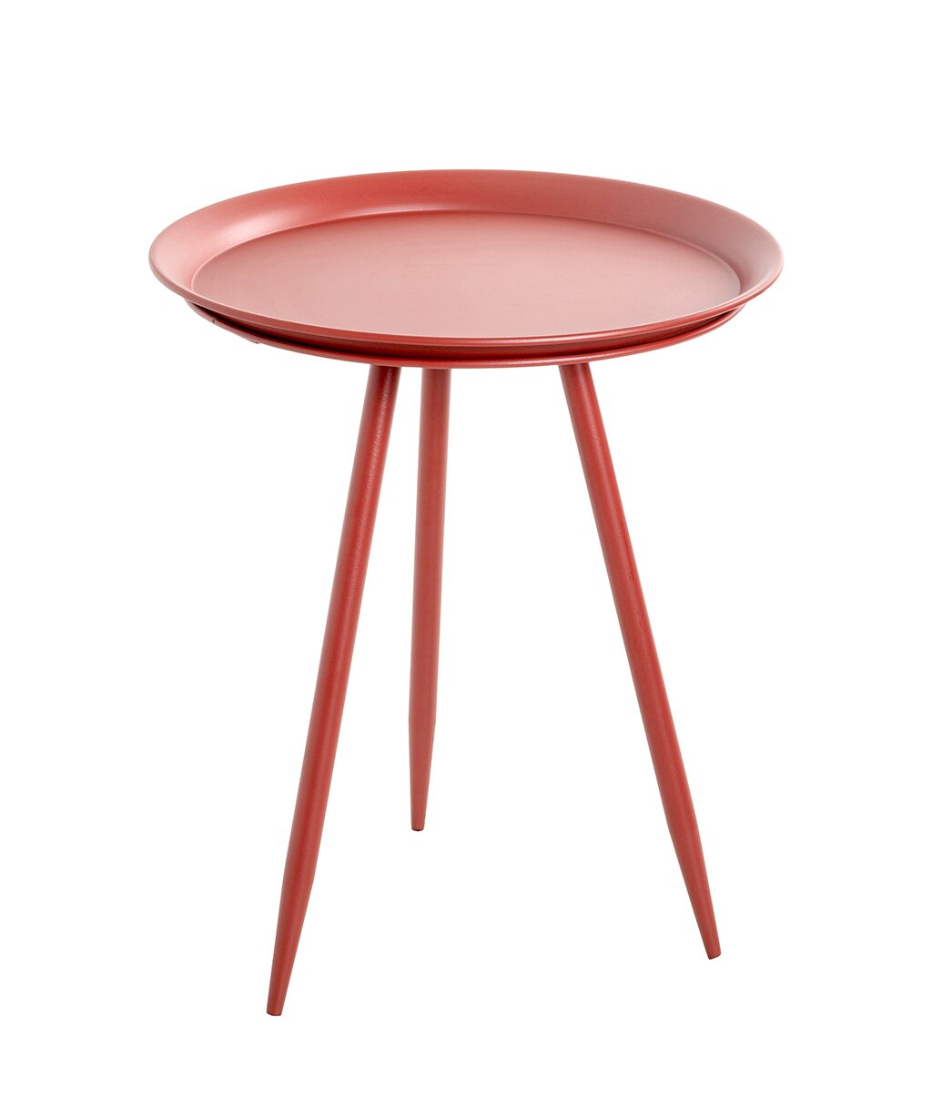 Ronde bijzettafel in rood met een opstaande rand en drie slanke, schuin geplaatste poten, vrijstaand op een witte achtergrond, licht van bovenaf gezien in vooraanzicht.