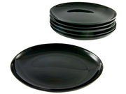 Schwarze, glänzende Servierplatte/Platte aus Kunststoff, einmal als Stapel und einmal einzeln gezeigt, in schräger Seitenansicht auf weißem Hintergrund