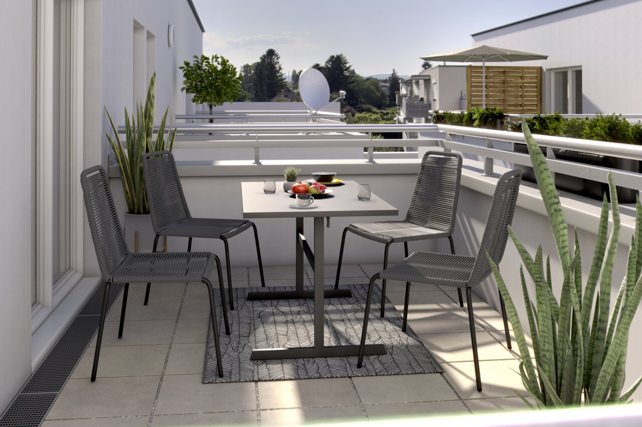 Vier graue Stapelstühle um einen quadratischen Tisch auf einem Balkon, seitliche Perspektive.