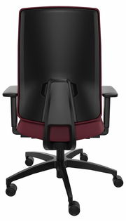 Rückansicht eines modernen Drehstuhls mit schwarzer Rückenlehne und weinrotem Sitz, auf Rollen.