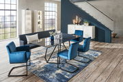 Moderne Esszimmer-Einrichtung mit blauem Freischwinger-Sessel, Esstisch und Sitzbank in einem hellen Raum mit großen Fenstern, aus seitlicher Perspektive.