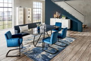 Moderne Esszimmer-Einrichtung mit blauem Freischwinger-Sessel, Esstisch und Sitzbank in einem hellen Raum mit großen Fenstern, aus seitlicher Perspektive.