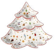 Dreiteilige, stapelbare Servierschale in Weihnachtsbaumform aus weißem Porzellan mit rotem Rand und festlichen Motiven, aus schräger Vorderansicht