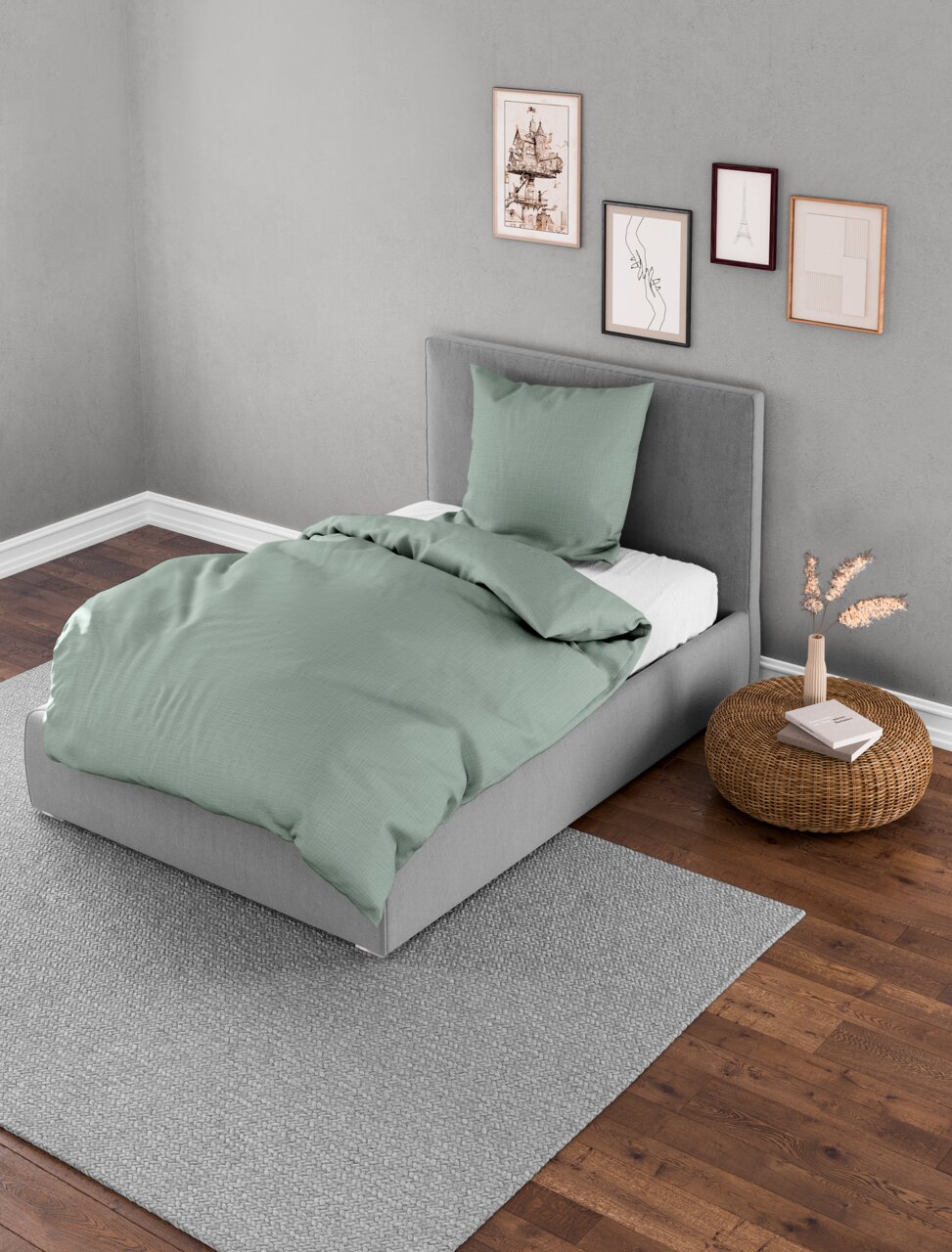 Bett mit grauer Bettwäsche in einem modernen Schlafzimmer, seitliche Perspektive