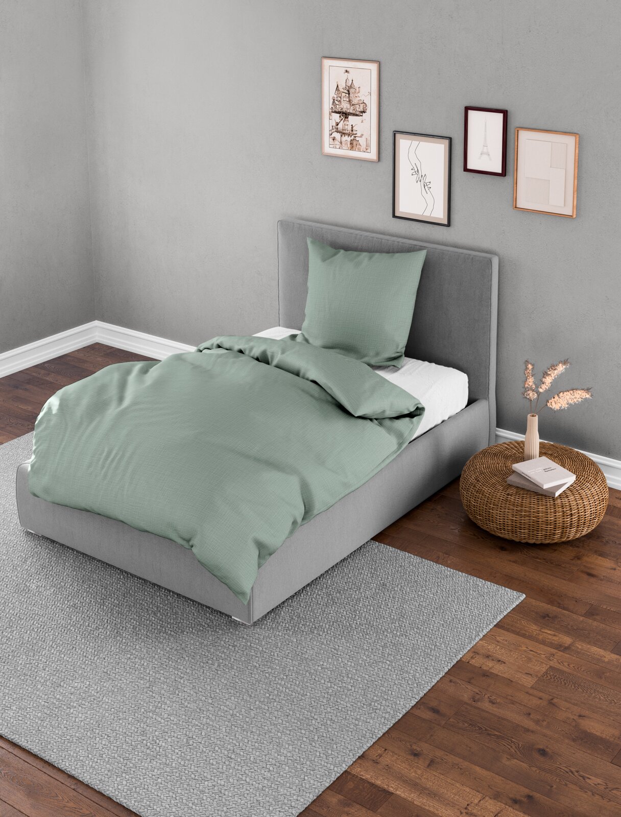Bett mit grauer Bettwäsche in einem modernen Schlafzimmer, seitliche Perspektive