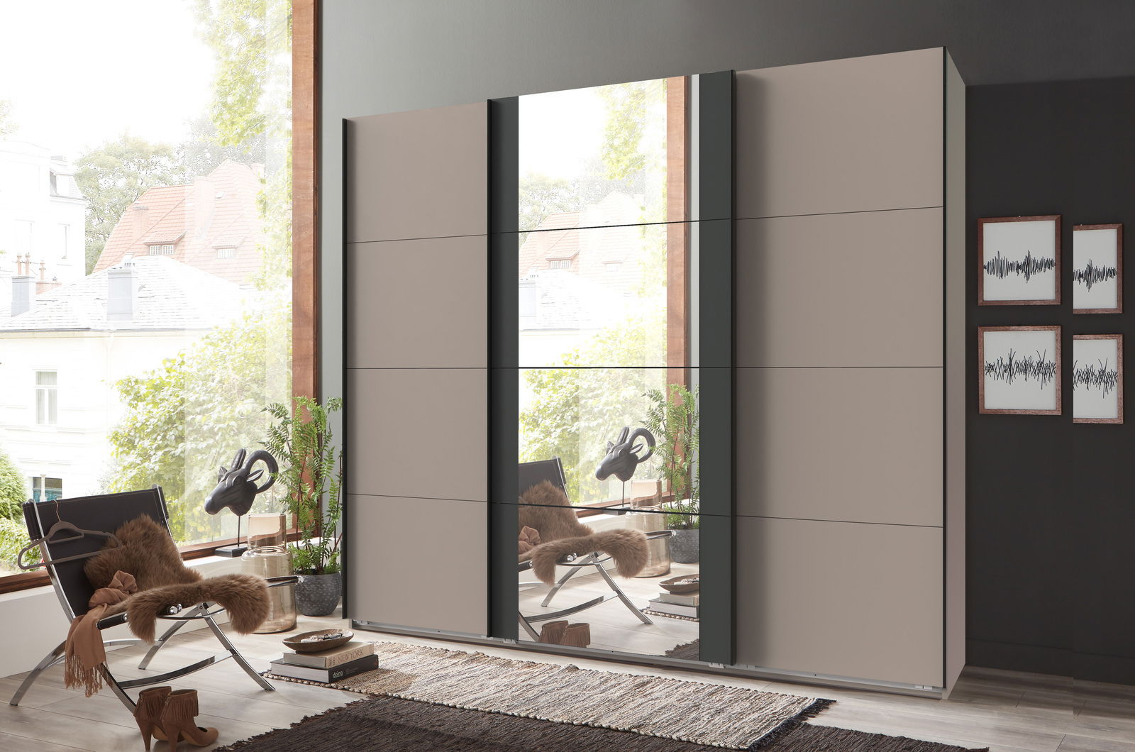 Moderner dreitüriger Schwebetürenschrank mit Spiegel in einem stilvollen Raum, seitliche Perspektive.