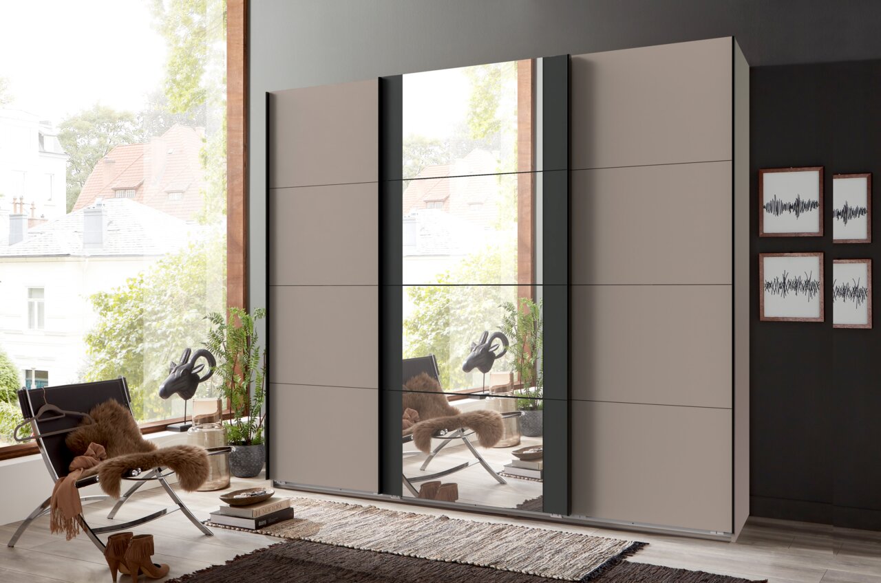 Moderner dreitüriger Schwebetürenschrank mit Spiegel in einem stilvollen Raum, seitliche Perspektive.