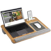 Houten laptoptafel met grijze stoffen polssteun, muismat en smartphonehouder, getoond in schuin bovenaanzicht met laptop, muis en telefoon erop