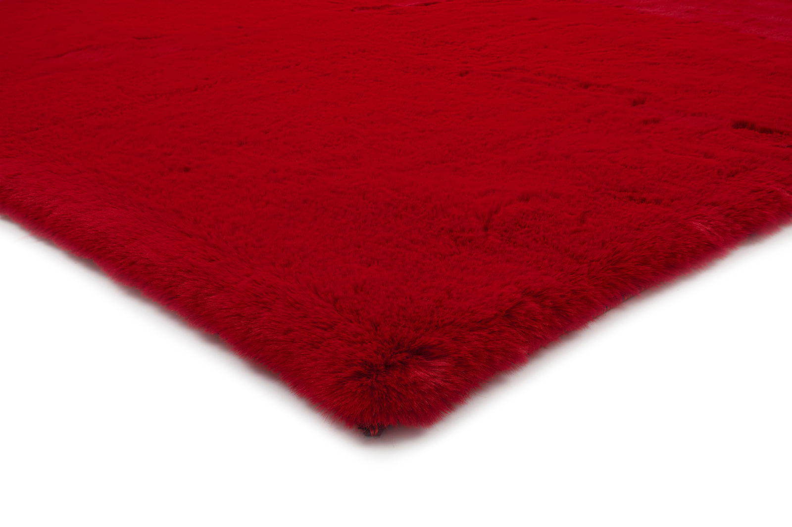 Roter Fellteppich in Nahaufnahme, perspektivisch von der Ecke aus gesehen.