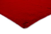 Roter Fellteppich in Nahaufnahme, perspektivisch von der Ecke aus gesehen.