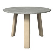 Runder Loungetisch mit grauer Tischplatte und hellen Holzbeinen, seitliche Perspektive