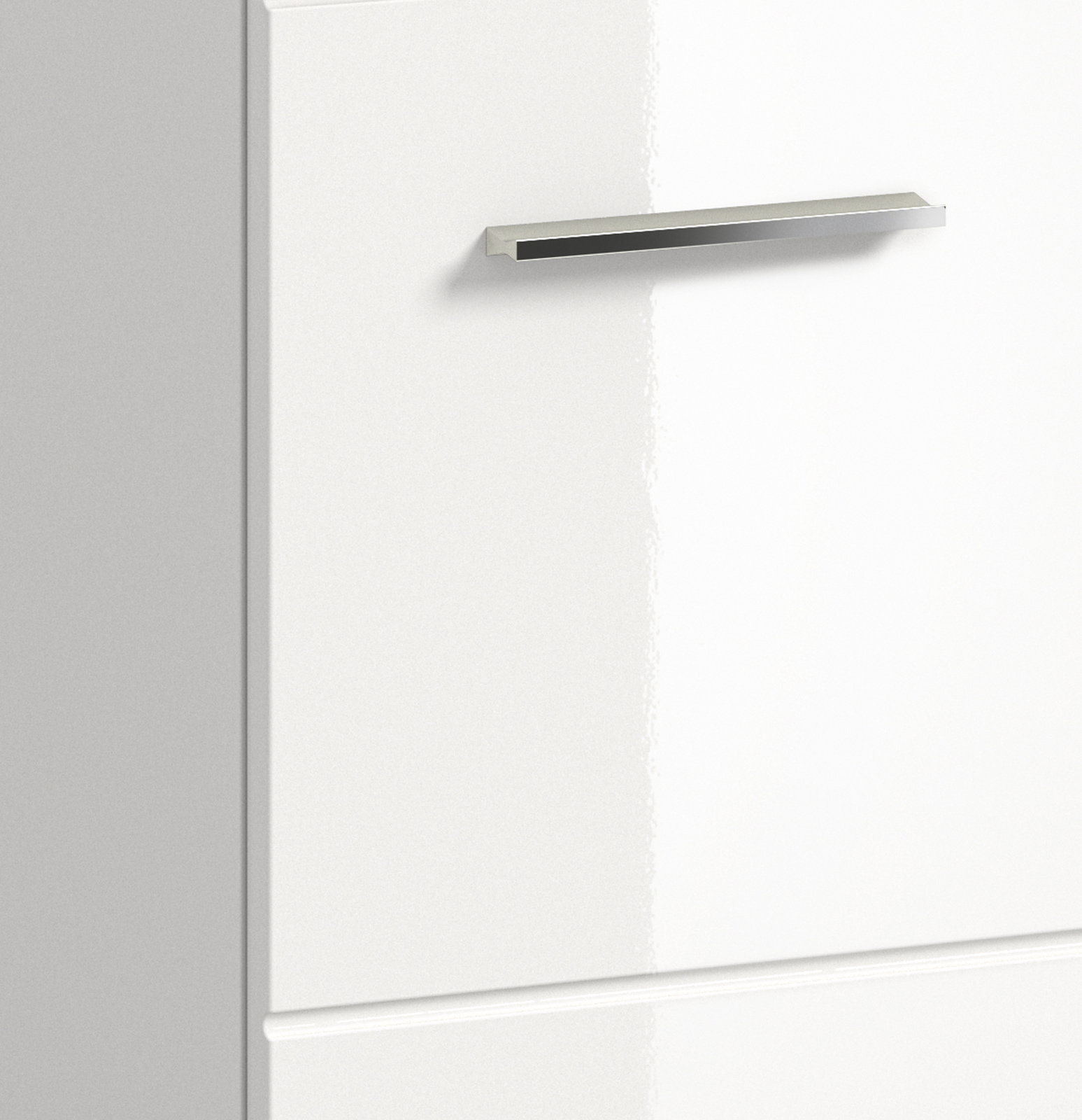 Nahaufnahme eines weißen Badschranks mit modernem, silbernem Griff, seitliche Perspektive