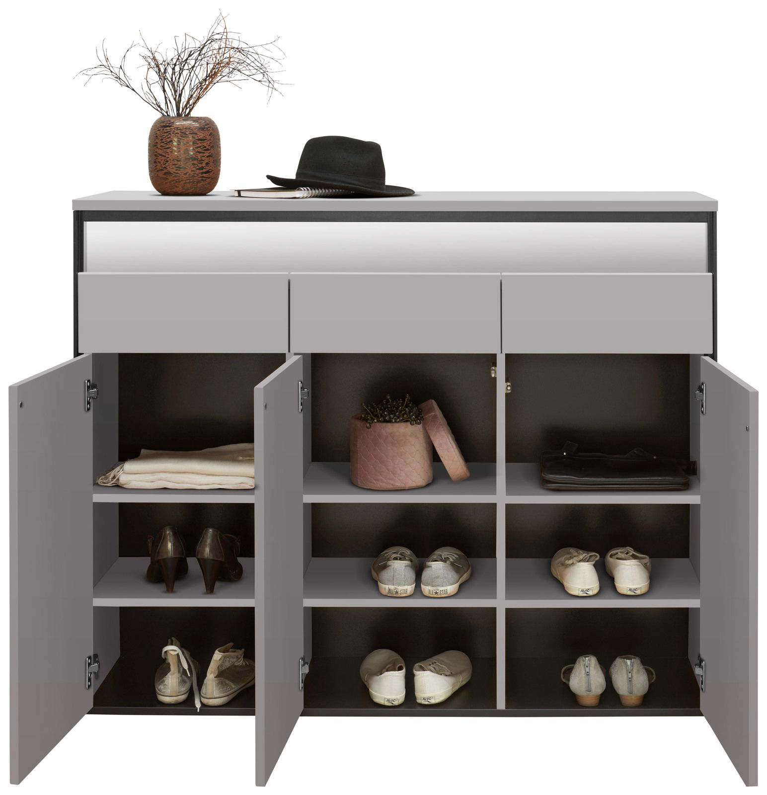 Moderner XL-Schuhschrank in grauer Farbe mit mehreren Fächern, teilweise geöffnet, gefüllt mit Schuhen und Accessoires, aus frontaler Perspektive.