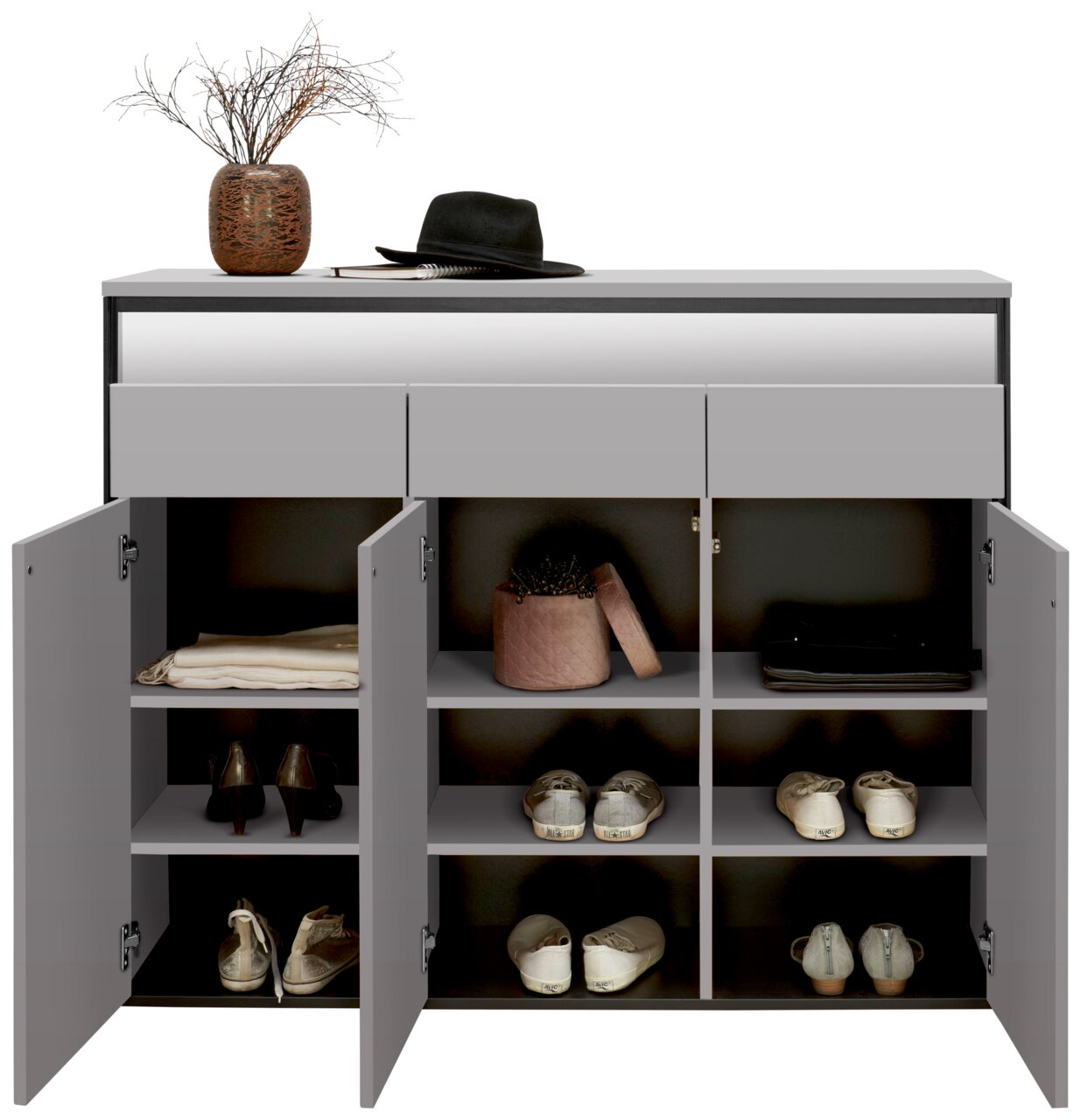 Moderner XL-Schuhschrank in grauer Farbe mit mehreren Fächern, teilweise geöffnet, gefüllt mit Schuhen und Accessoires, aus frontaler Perspektive.