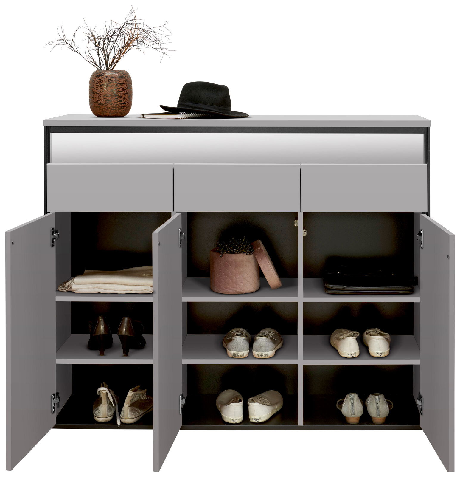 Moderner XL-Schuhschrank in grauer Farbe mit mehreren Fächern, teilweise geöffnet, gefüllt mit Schuhen und Accessoires, aus frontaler Perspektive.