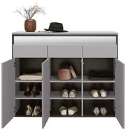 Moderner XL-Schuhschrank in grauer Farbe mit mehreren Fächern, teilweise geöffnet, gefüllt mit Schuhen und Accessoires, aus frontaler Perspektive.