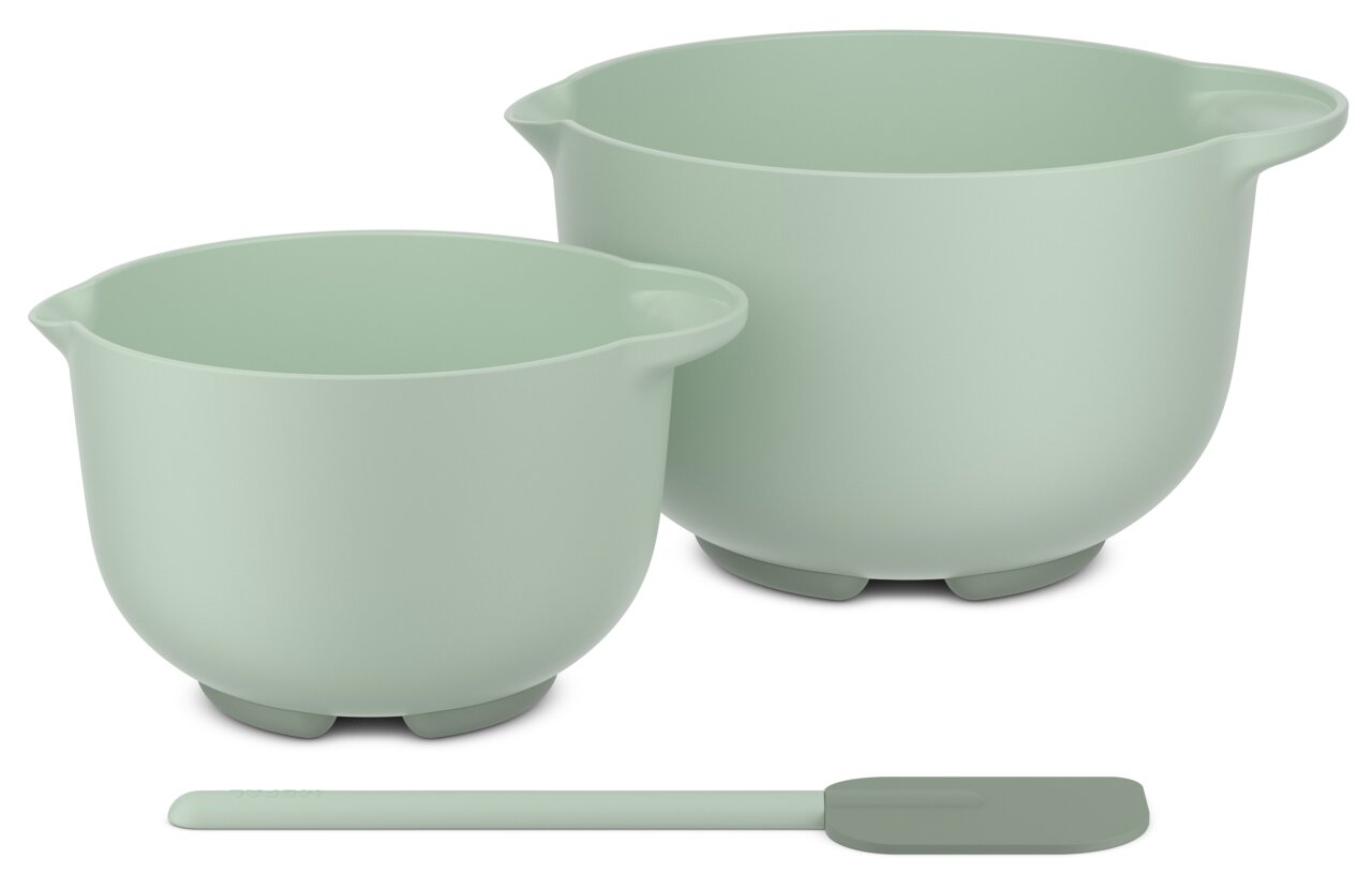 Zwei grüne Rührschüsseln und ein Spatel, seitliche Perspektive