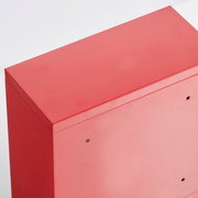 Roter Medizinschrank aus Metall, Ansicht von oben