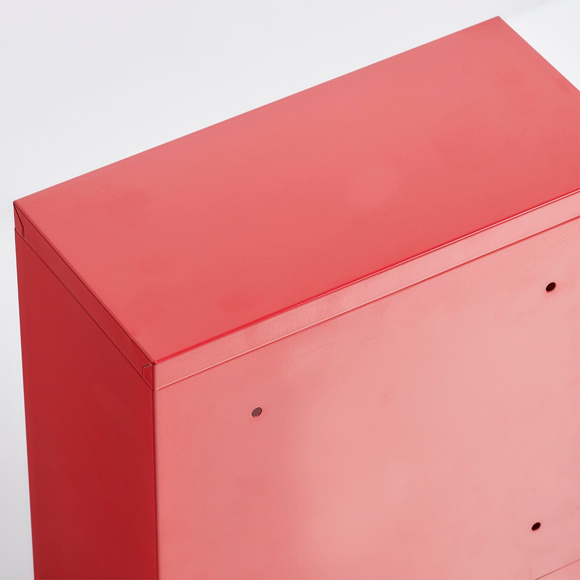 Roter Medizinschrank aus Metall, Ansicht von oben