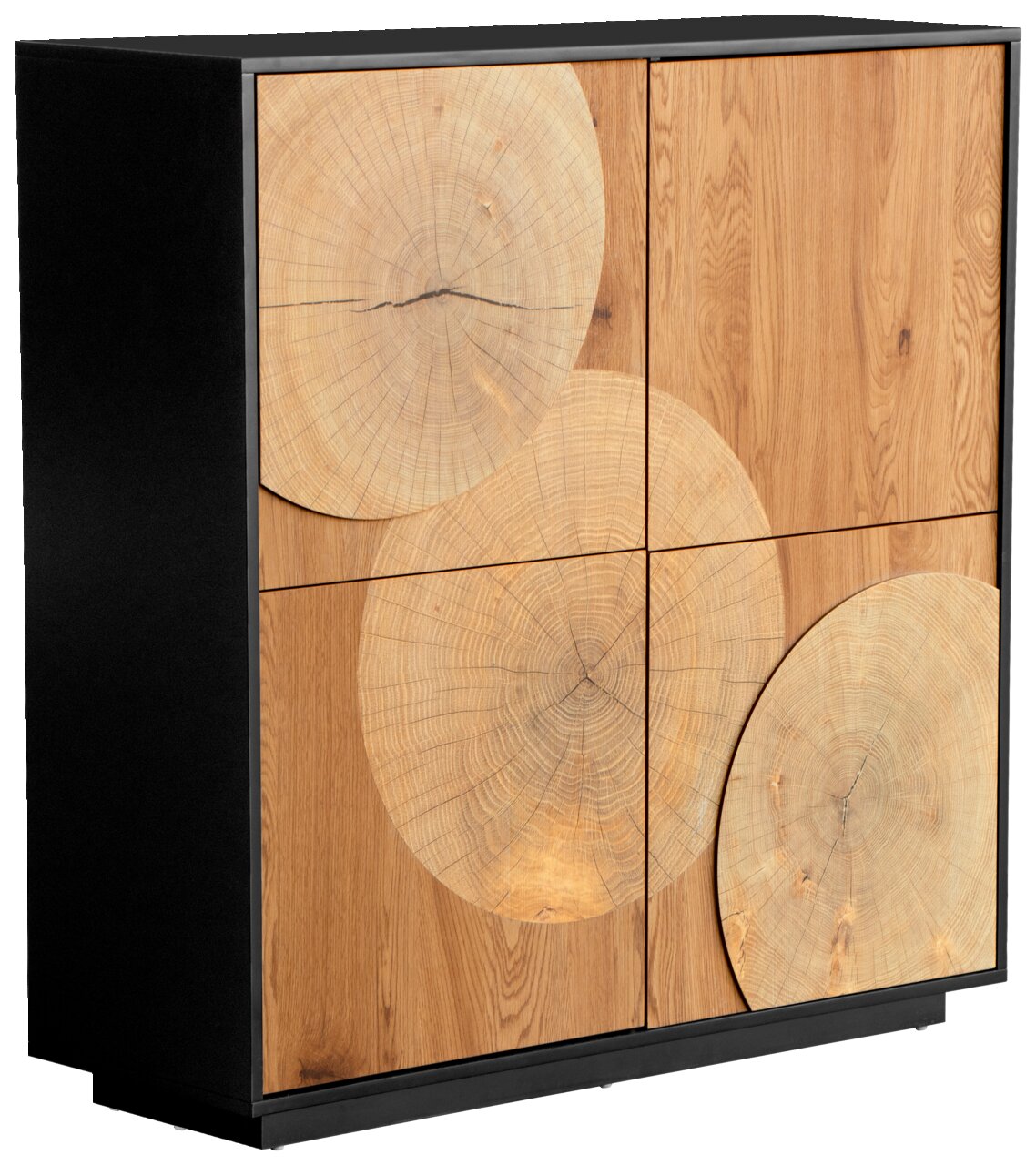 Moderne ladekast/dressoir met een zwarte romp en een voorkant van houten panelen met grote motieven van boomstamdoorsneden, schuin gefotografeerd vanaf de linkervoorzijde