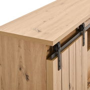 Nahaufnahme eines Lowboards aus hellem Holz mit sichtbarer Maserung und schwarzer Metallschiene, seitliche Perspektive.