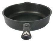 Schwarze Schmorpfanne mit 28 cm Durchmesser, seitliche Perspektive mit sichtbarem Griff.
