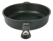 Schwarze Schmorpfanne mit 28 cm Durchmesser, seitliche Perspektive mit sichtbarem Griff.