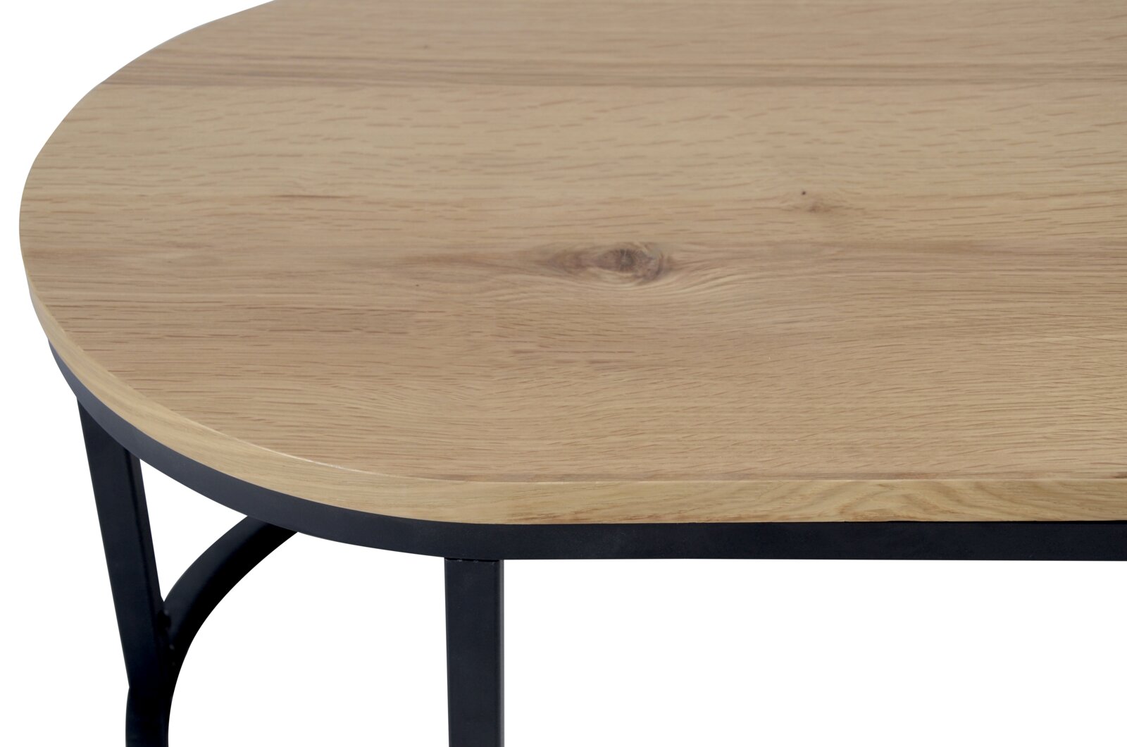 Close-up van een salontafel met een rond houten blad en een zwart metalen onderstel, gezien van bovenaf.