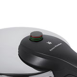 Nahaufnahme eines Schnellkochtopfdeckels der Marke WMF, Modell Perfect Premium, mit Druckanzeige in Schwarz, Rot und Grün.
