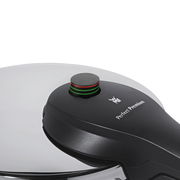 Nahaufnahme eines Schnellkochtopfdeckels der Marke WMF, Modell Perfect Premium, mit Druckanzeige in Schwarz, Rot und Grün.