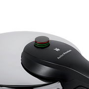 Nahaufnahme eines Schnellkochtopfdeckels der Marke WMF, Modell Perfect Premium, mit Druckanzeige in Schwarz, Rot und Grün.