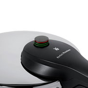 Nahaufnahme eines Schnellkochtopfdeckels der Marke WMF, Modell Perfect Premium, mit Druckanzeige in Schwarz, Rot und Grün.