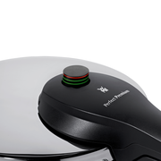 Nahaufnahme eines Schnellkochtopfdeckels der Marke WMF, Modell Perfect Premium, mit Druckanzeige in Schwarz, Rot und Grün.