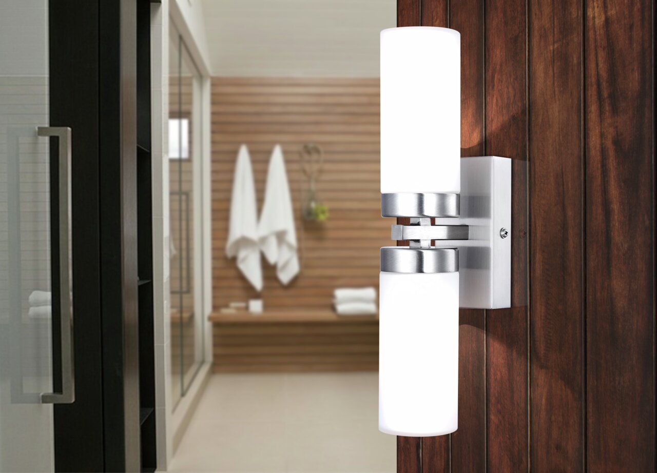 Globo Lighting Bad-Wandleuchte SPACE Moderne Bad-Wandleuchte SPACE mit zwei zylindrischen, weißen Leuchtkörpern und silbernen Akzenten, seitliche Perspektive.