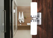 Moderne badkamerwandlamp SPACE met twee cilindervormige, witte lampen en zilveren accenten, zijaanzicht.