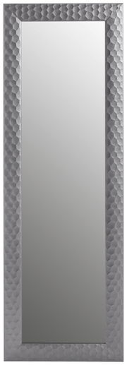 Rechteckiger Spiegel mit facettiertem, silbernem Rahmen, frontal betrachtet.