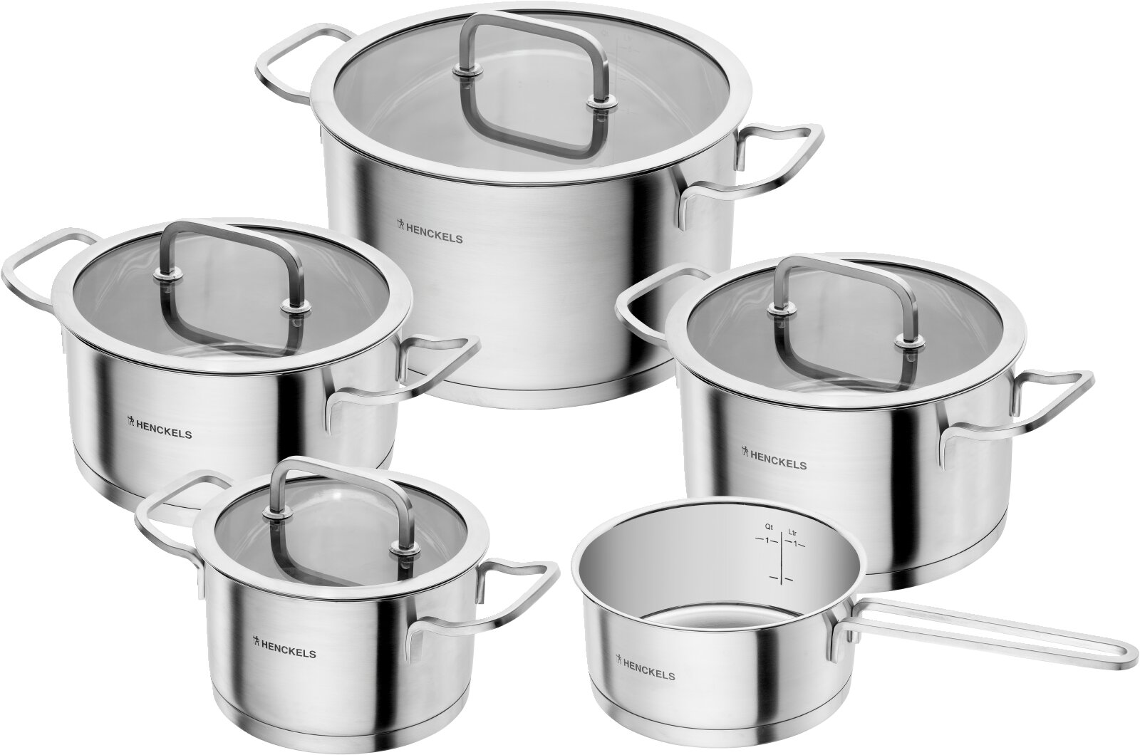Henckels roestvrijstalen pannenset met glazen deksels, meerdere kookpannen en een steelpan met maataanduiding, getoond in schuin vooraanzicht op witte achtergrond