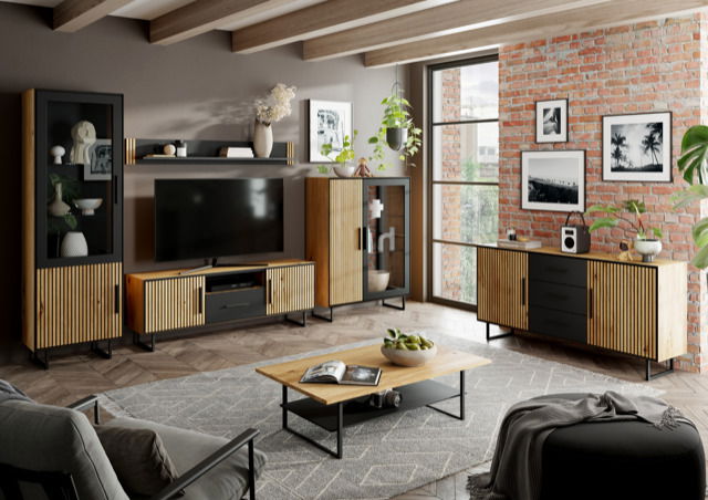 Modernes Wohnzimmer mit Sideboard in Holzoptik, TV-Schrank und Regalen, Perspektive von vorne.