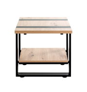 Moderner Beistelltisch aus hellem Holz mit schwarzem Metallgestell und Ablageboden, Frontansicht leicht von oben
