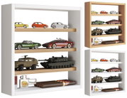 Wandregal/Vitrine in Weiß mit Holz-Einlegeböden, bestückt mit Modellautos, Militärfahrzeugen und Zigarren, gezeigt in frontaler Ansicht sowie in zwei kleineren Ansichten rechts.