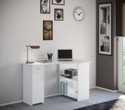 Weißer moderner Schreibtisch mit Schublade, Türfach und offenen Regalen, dekoriert mit Laptop, Schreibtischlampe und Stiftehalter, in heller Home-Office-Umgebung; Perspektive: frontale 3/4-Ansicht von leicht rechts.