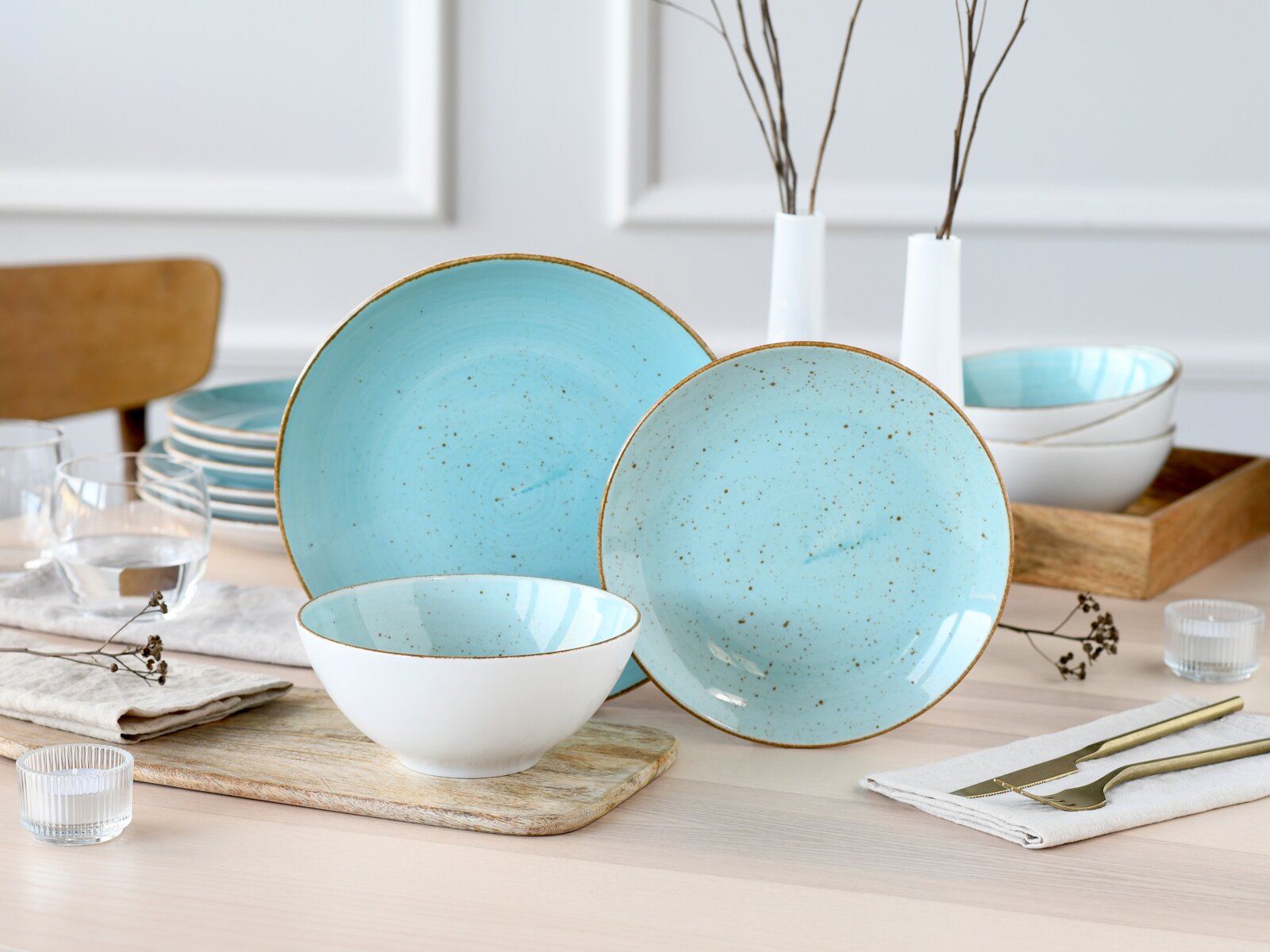 Creatable Tellerset 12-tlg VINTAGE NATURE Türkises, gesprenkeltes Keramik-Geschirrset mit Teller und Schale auf gedecktem Tisch, frontal in leicht seitlicher Perspektive aufgenommen