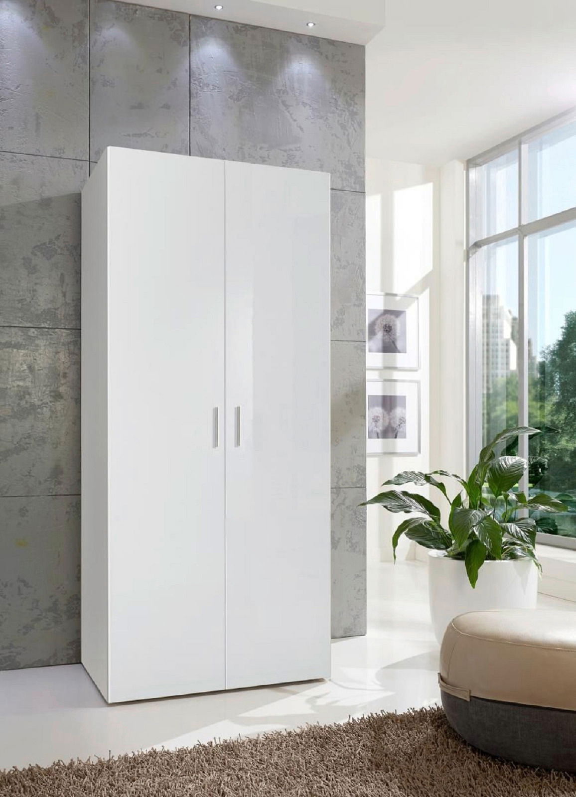 Weißer Mehrzweckschrank XORA MALTA in einem modernen, hellen Raum mit Blick auf die Vorderseite.