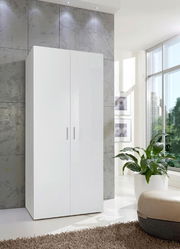 Weißer Mehrzweckschrank XORA MALTA in einem modernen, hellen Raum mit Blick auf die Vorderseite.