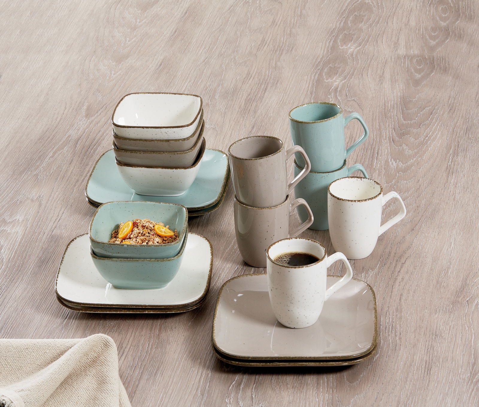 Ritzenhoff & Breker Kaffee-Set Casa 18tlg. Kaffee-Set Casa 18-teilig, bestehend aus Tassen, Schalen und Tellern in sanften Pastelltönen, auf einer Holzoberfläche von oben fotografiert.