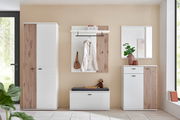 Moderne Garderobeneinrichtung mit weißem Schrank, Schuhschrank, Sitzbank und Spiegel in Frontalansicht. Akzente aus Holz und dekorative Elemente.
