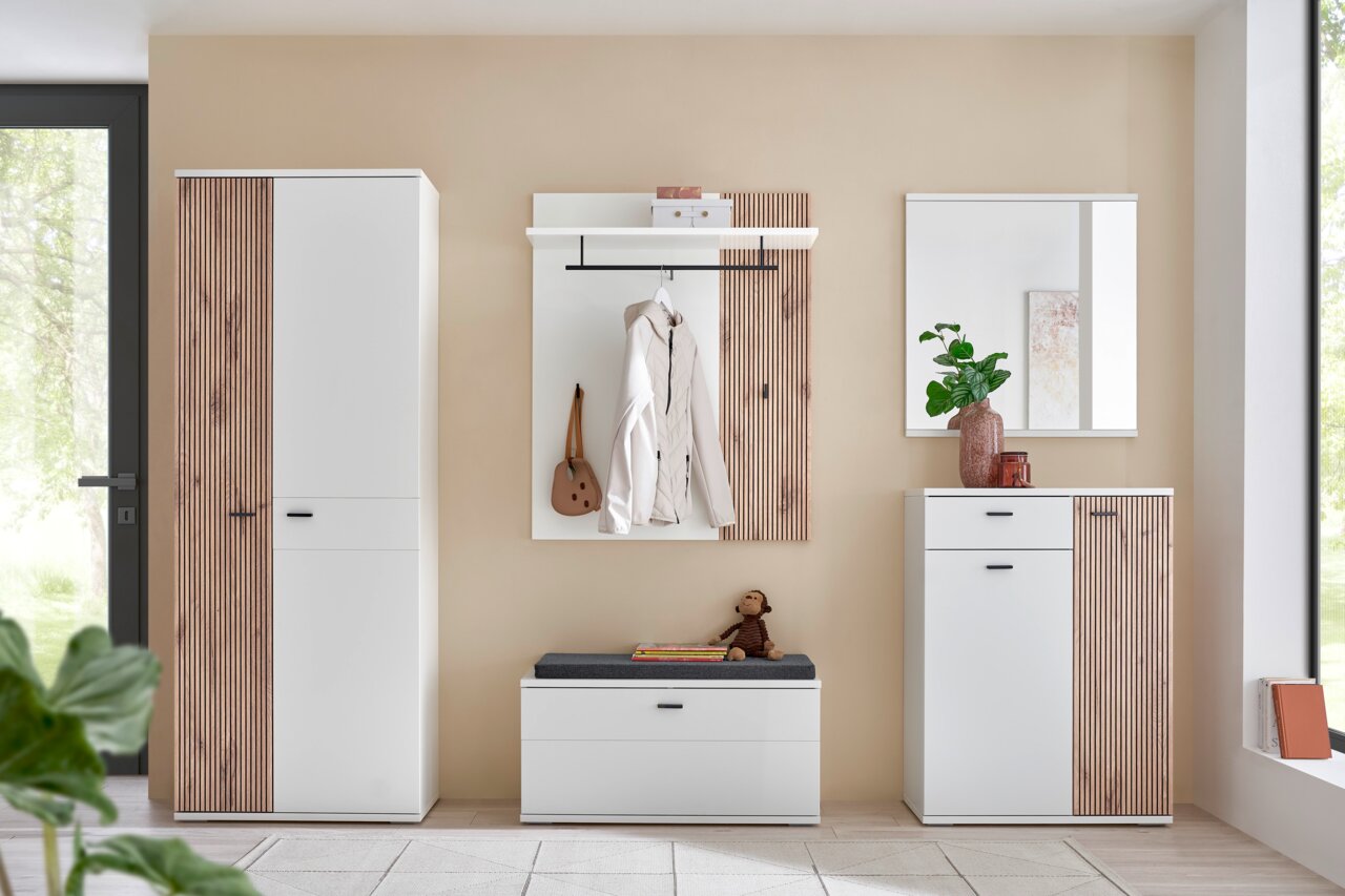 Voleo Garderobenschrank MENARO Moderne Garderobeneinrichtung mit weißem Schrank, Schuhschrank, Sitzbank und Spiegel in Frontalansicht. Akzente aus Holz und dekorative Elemente.