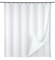 Weißer Duschvorhang 180x200 cm, frontal aufgenommen, mit leichtem Faltenwurf und einer Ecke, die nach vorne umgeschlagen ist.